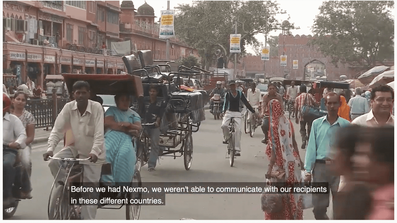 Remitly 사례 연구 비디오 People in India riding bikes and carts on the street