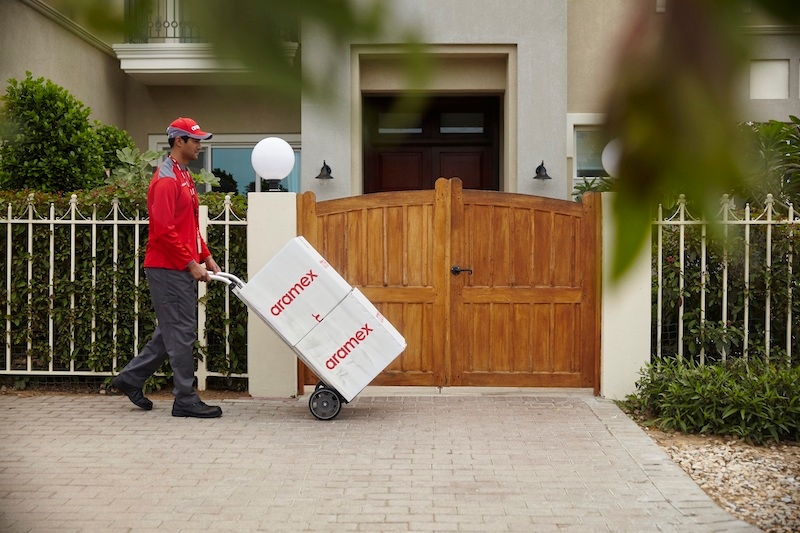 물품을 배송하고 있는 Aramex 배송 기사